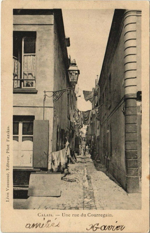 Carte postale ancienne Calais - Une Rue du Courrregain à Calais