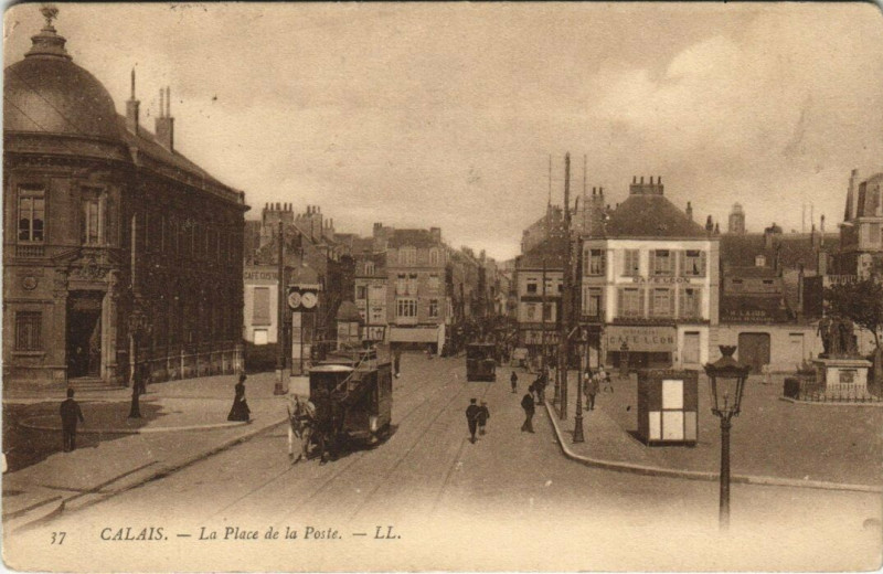 Carte postale ancienne Calais - La Place de la Poste à Calais