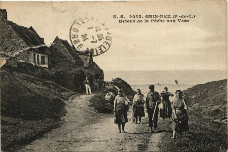 Carte postale ancienne Gris-Nez-Retour de la Péche aux Vers