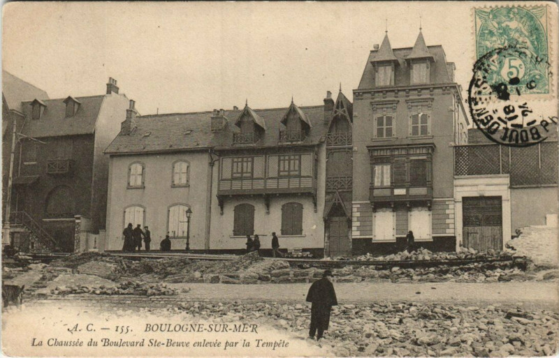 Carte postale ancienne Boulogne-sur-Mer - La Chaussée du Boulevard Sainte-Beuve enlevée à Boulogne-sur-Mer