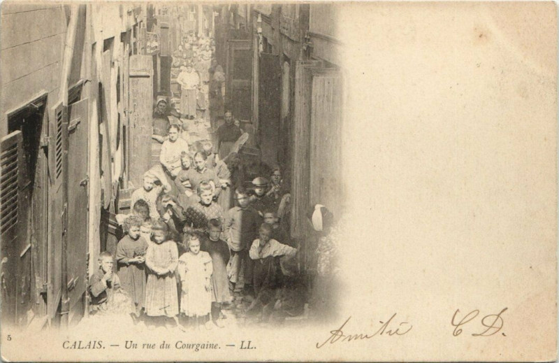 Carte postale ancienne Calais - Une Rue du Courgaine à Calais