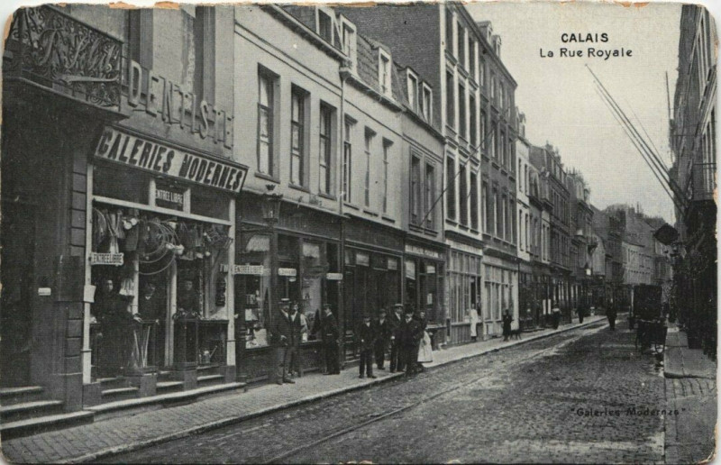 Carte postale ancienne Calais - La Rue Royale à Calais