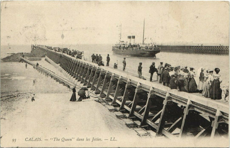 Carte postale ancienne Calais - 'The Queen' dans les Jetées à Calais