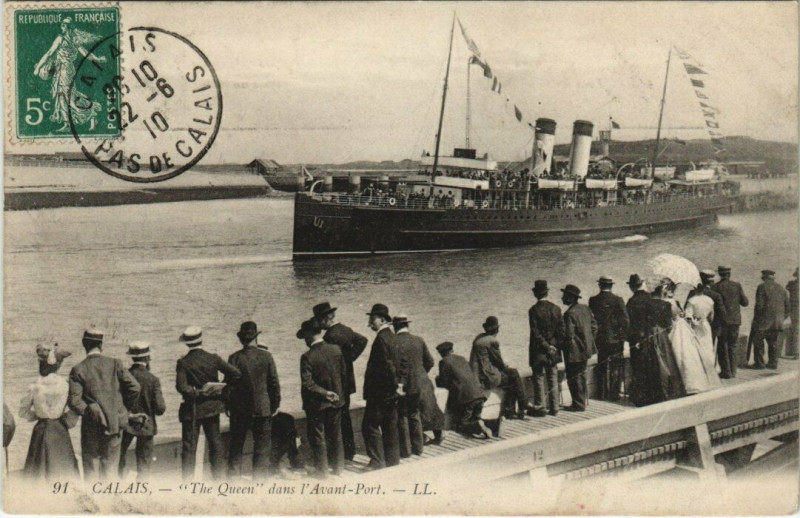 Carte postale ancienne Calais - 'The Queen' dans l'Avant Port à Calais