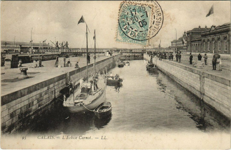 Carte postale ancienne Calais - L'Ecluse Carnot à Calais
