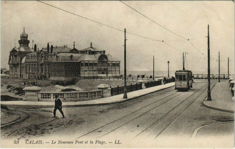 Carte postale ancienne Calais - Le Nouveau Pont et la Plage à Calais