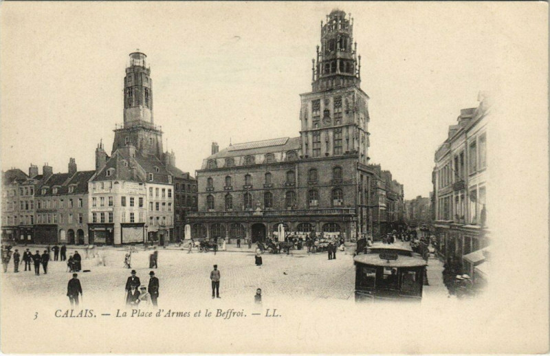 Carte postale ancienne Calais - La Place d'Armes et le Beffroi à Calais