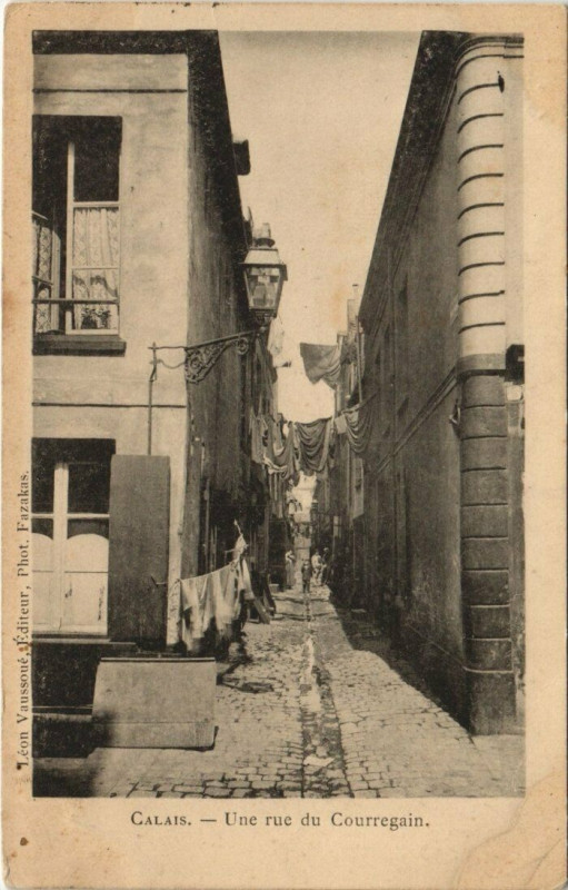 Carte postale ancienne Calais - Une rue du Courregain à Calais