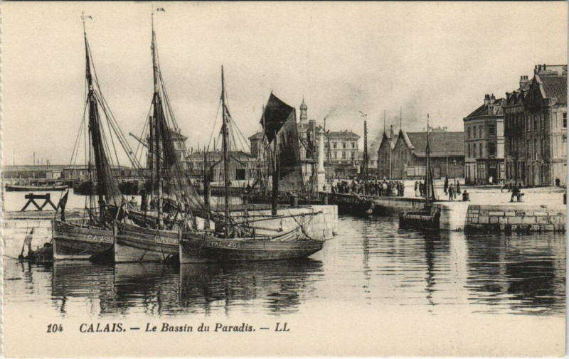 Carte postale ancienne Calais - Le Bassin du Paradis à Calais