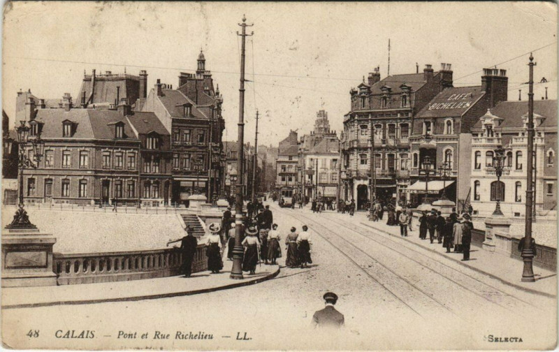 Carte postale ancienne Calais - Pont et Rue Richelieu à Calais