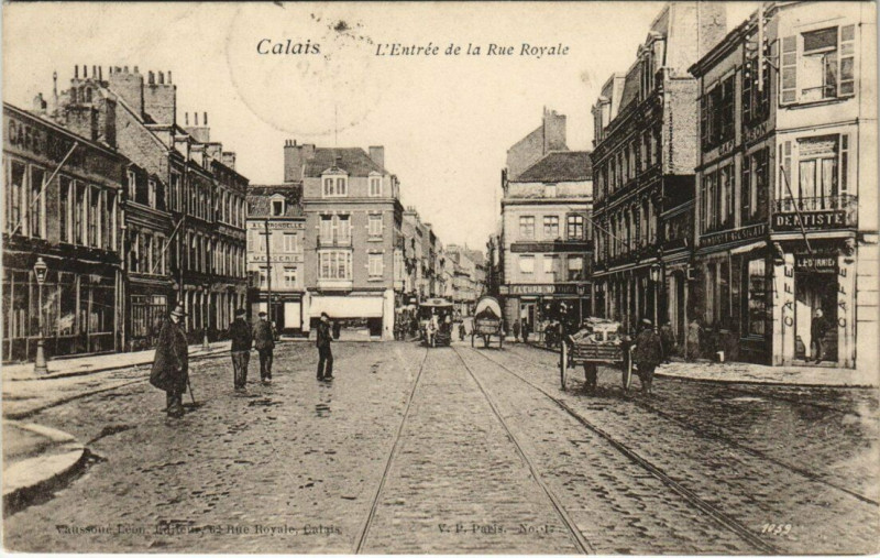 Carte postale ancienne Calais - L'Entrée de la Rue Royale à Calais