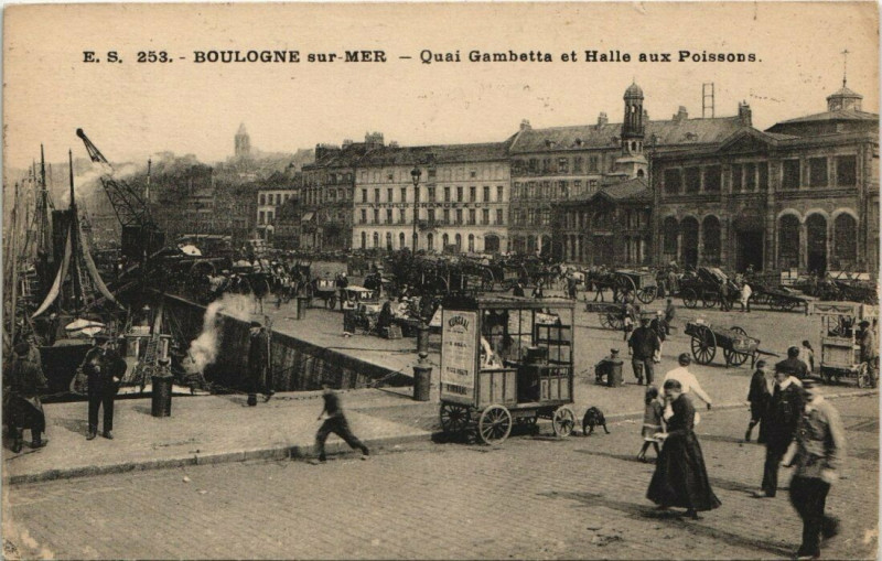 Carte postale ancienne Boulogne-sur-Mer - Quai Gambetta et Halle aux Poissons à Boulogne-sur-Mer