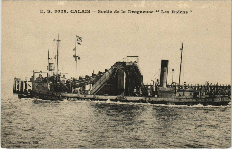 Carte postale ancienne Calais - Sortie de la Dragueuse 'Les Ridens' à Calais