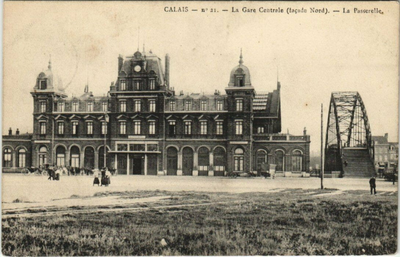 Carte postale ancienne Calais - La Gare Centrale-La Passerelle à Calais