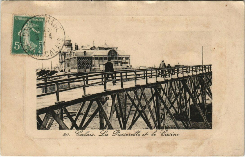 Carte postale ancienne Calais - La Passerelle et le Casino à Calais
