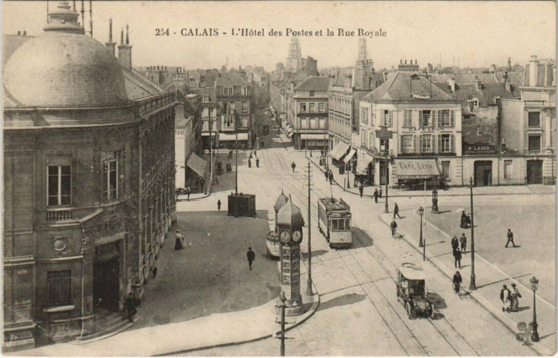 Carte postale ancienne Calais - L'Hotel des Postes et la Rue Royale à Calais