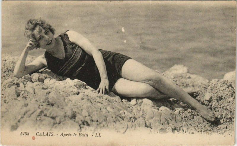 Carte postale ancienne Calais - apres le Bain à Calais