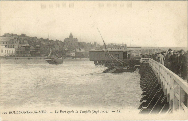Carte postale ancienne Boulogne-sur-Mer - Le Port apres la Tempéte à Boulogne-sur-Mer