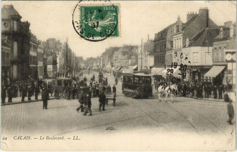 Carte postale ancienne Calais - Le Boulevard à Calais