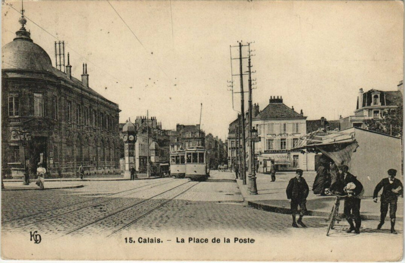 Carte postale ancienne Calais - La Place de la Poste à Calais
