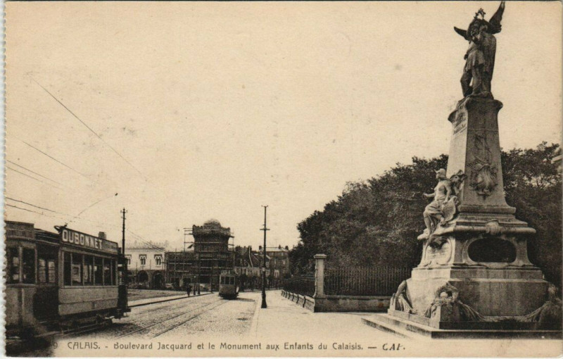 Carte postale ancienne Calais - Boulevard Jacquard et le Monument aux Enfants du Calais à Calais