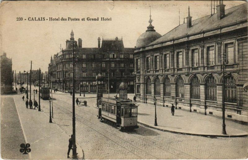 Carte postale ancienne Calais - Hotel des Postes et Grand Hotel à Calais