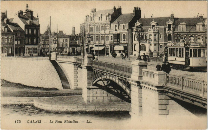 Carte postale ancienne Calais - Le Pont Richelieu à Calais