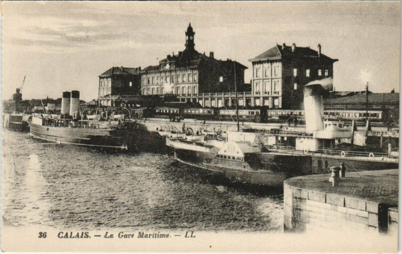 Carte postale ancienne Calais - La Gare Maritime à Calais
