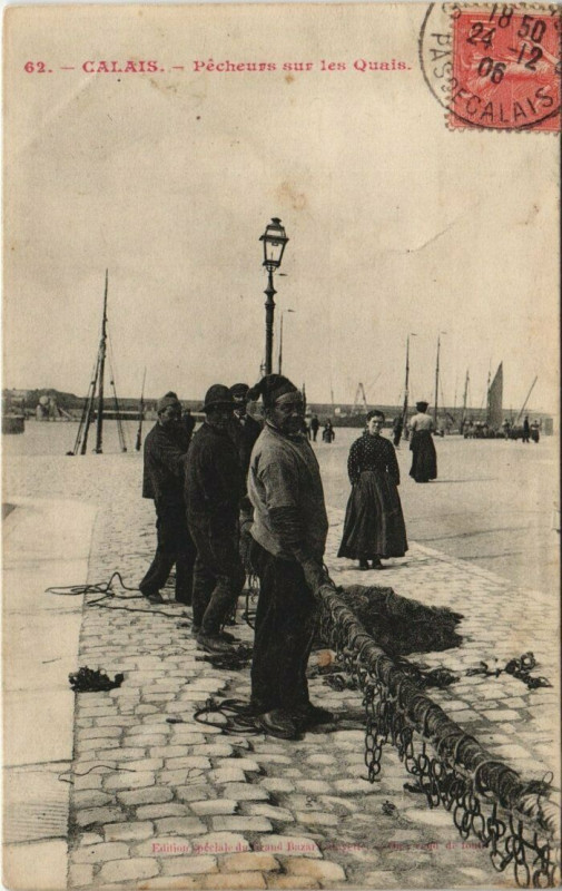 Carte postale ancienne Calais - Pécheurs sur les Quais à Calais