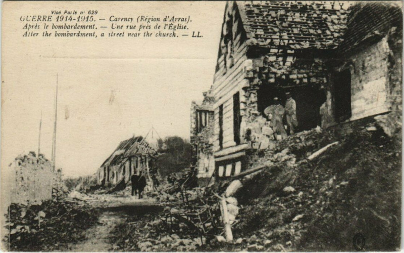 Carte postale ancienne Carency - apres le bombardement-Une rue pres de l'Eglise à Carency