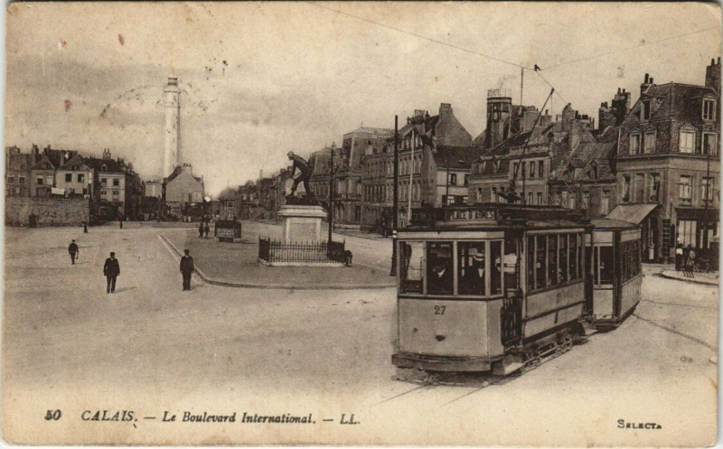 Carte postale ancienne Calais - Le Boulevard International à Calais