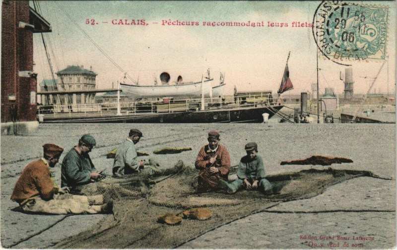 Carte postale ancienne Calais - Pécheurs raccommodnt leurs filets à Calais