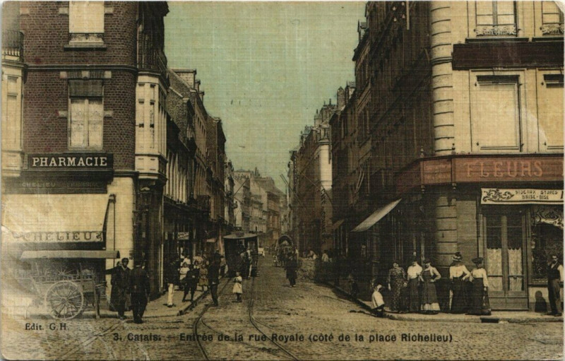 Carte postale ancienne Calais - Entrée de la rue Royale à Calais