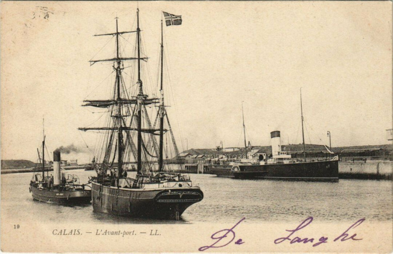 Carte postale ancienne Calais - L'Avant port à Calais
