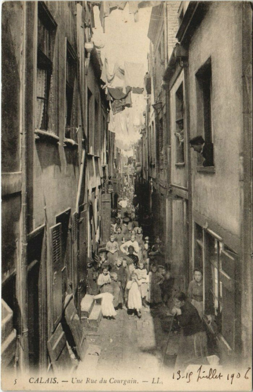Carte postale ancienne Calais - Une Rue du Courgain à Calais