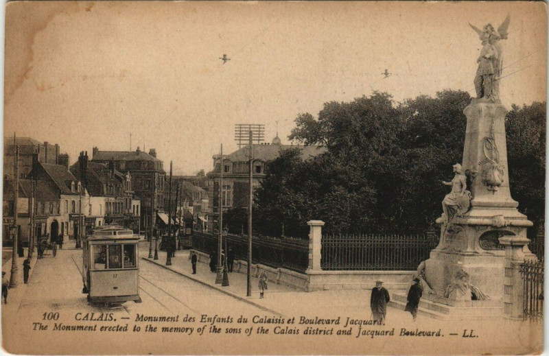 Carte postale ancienne Calais - Monument des Enfants du Calaisis et Boulevard Jacquard à Calais