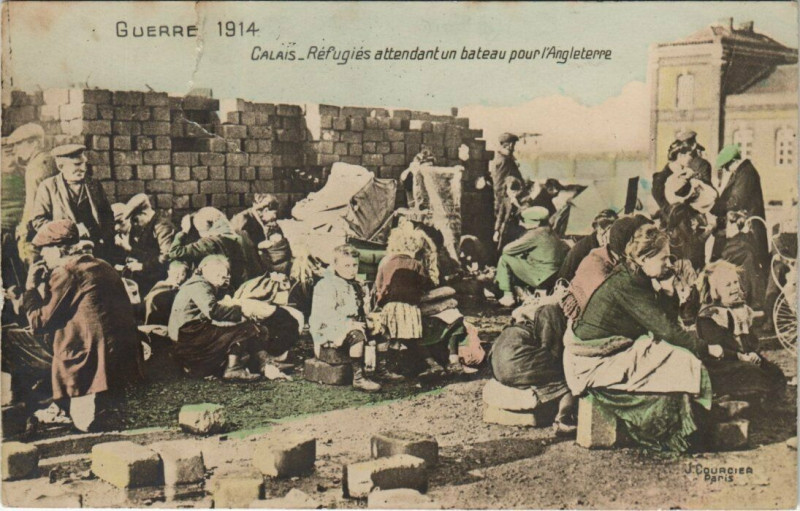 Carte postale ancienne Calais - Réfugiés attendant un bateau pour l'Angleterre à Calais