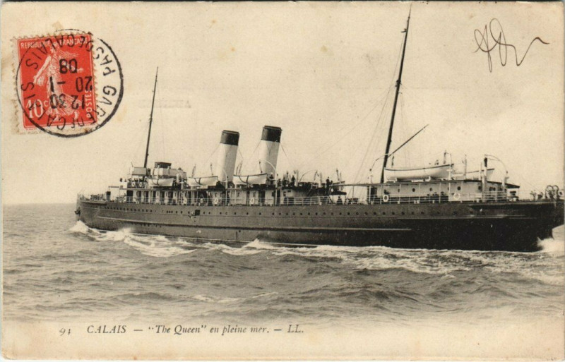 Carte postale ancienne Calais - 'The Queen' en pleine mer à Calais