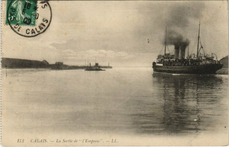 Carte postale ancienne Calais - La Sortie de l'Empress à Calais
