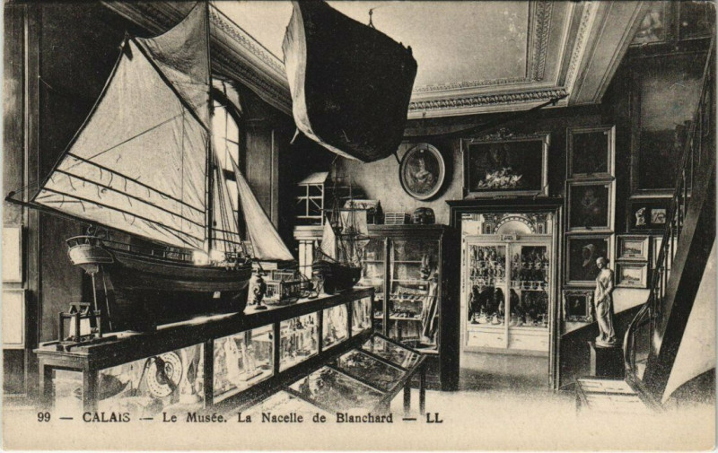 Carte postale ancienne Calais - Le Musée-La Nacelle de Blanchard à Calais