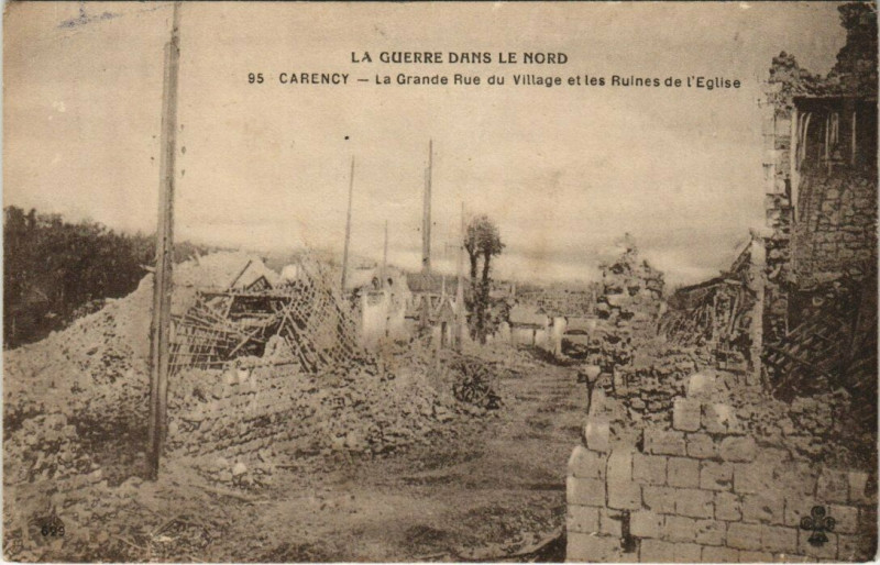 Carte postale ancienne Carency - La Grande Rue du Village et les Ruines de l'Eglise à Carency