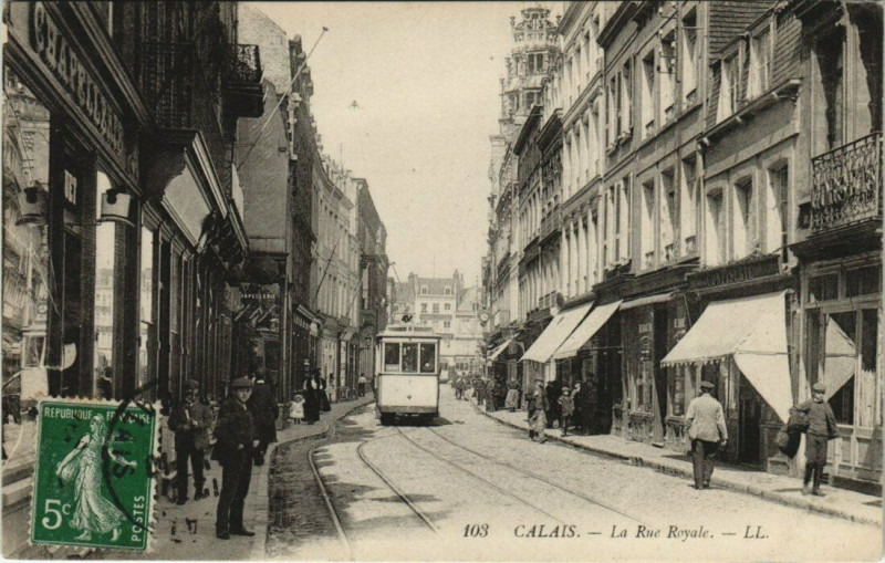 Carte postale ancienne Calais - La Rue Royale à Calais