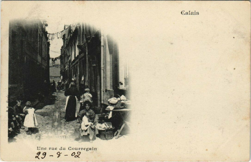 Carte postale ancienne Calais - Une rue du Courregain à Calais