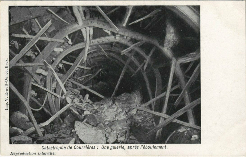 Carte postale ancienne Catastrophe de Courrieres - Une galerie apres l'éboulement à Courrières