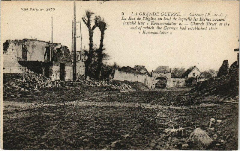 Carte postale ancienne Carency - La Rue de l'Eglise au bout de laquelle les Boches à Carency