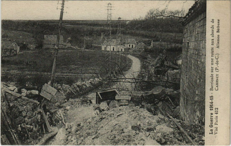 Carte postale ancienne Barricade sur une route aux bords de Carency à Carency