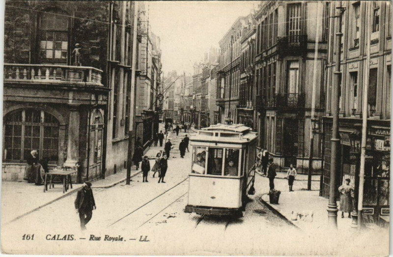 Carte postale ancienne Calais - Rue Royale à Calais