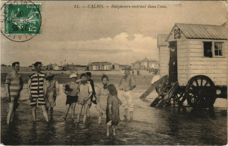 Carte postale ancienne Calais - Baigneurs entrant dans l'eau à Calais