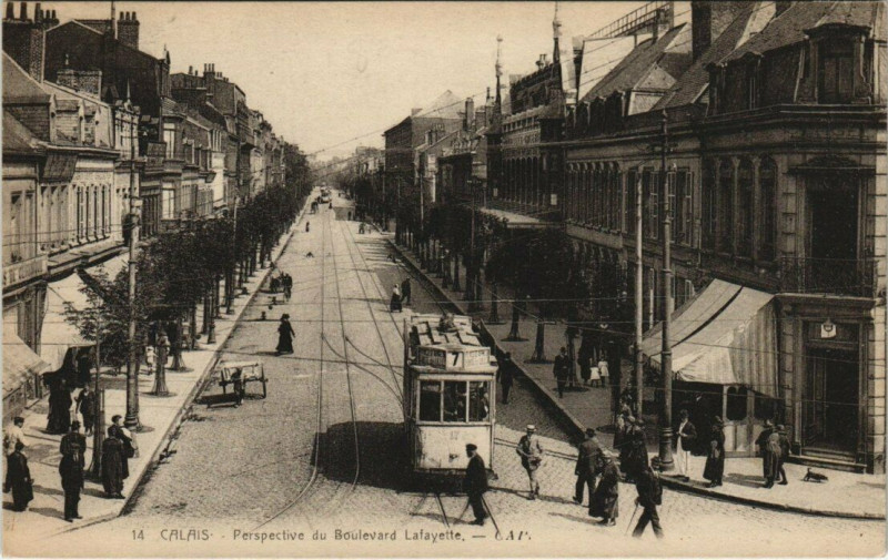 Carte postale ancienne Calais - Perspective du Boulevard Lafayette à Calais