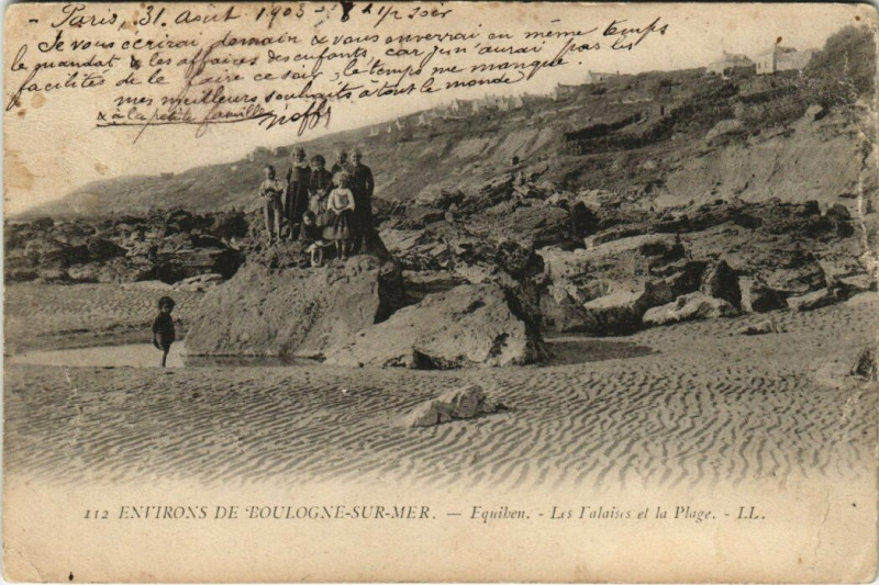 Carte postale ancienne Equihen - Les Falaises et la Plage